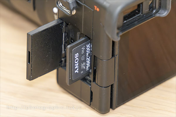 ソニーα6700のSDカードスロット